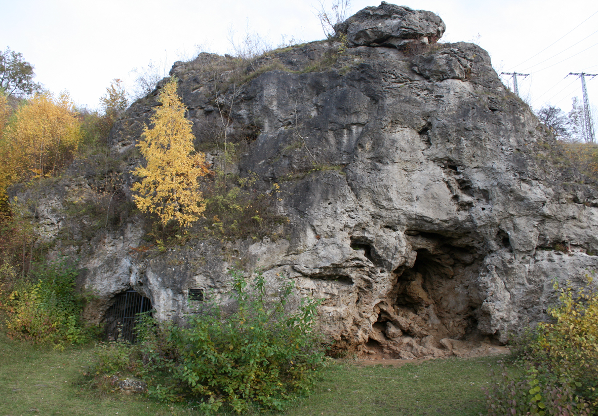 Höhle mit Vordach in einem Felsen